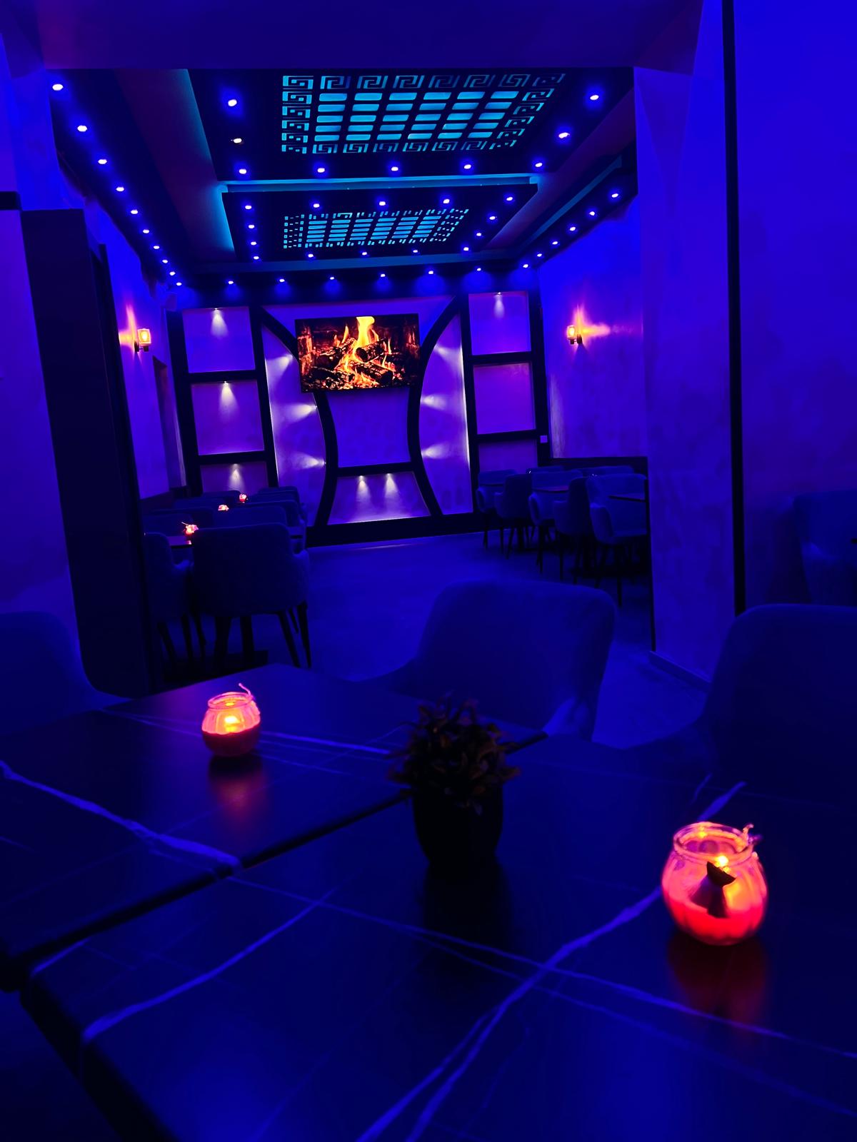 Nook Shisha Bar Lounge Berlin — Warmes Kerzenlicht auf den Tischen