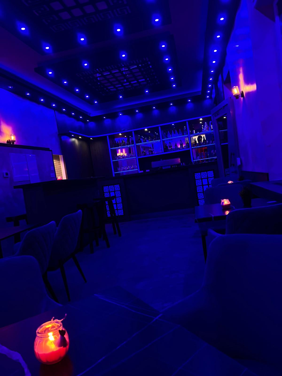 Nook Shisha Bar Lounge Berlin — Kerzenleuchte auf Marmortisch