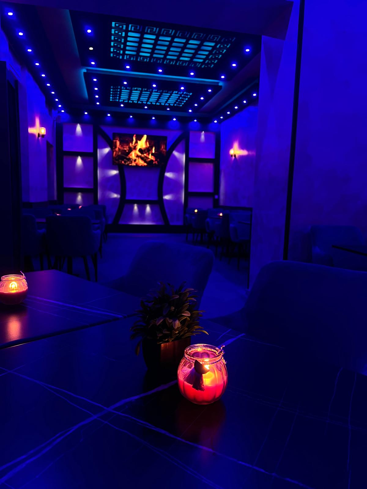 Nook Shisha Bar Lounge Berlin — Detailansicht Kaminfeuer und Wanddeko