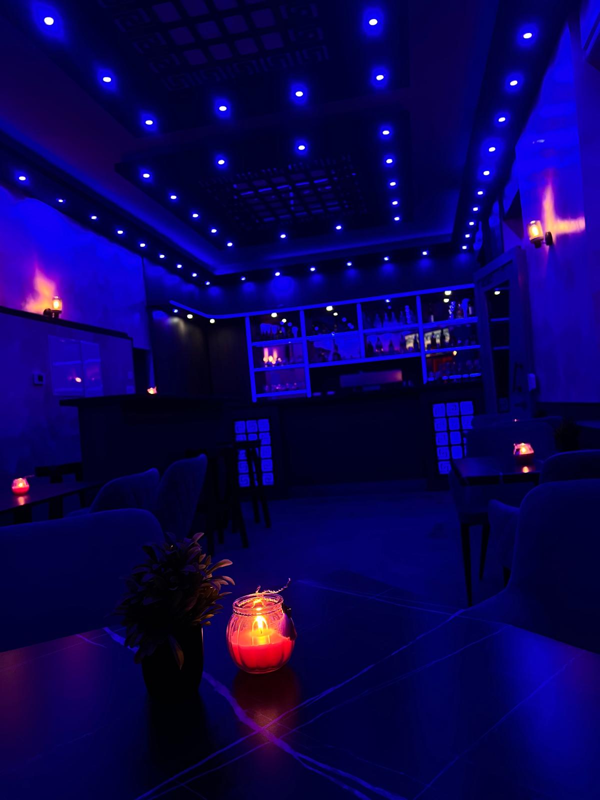 Nook Shisha Bar Lounge Berlin — Bar mit beleuchteten Flaschenregalen